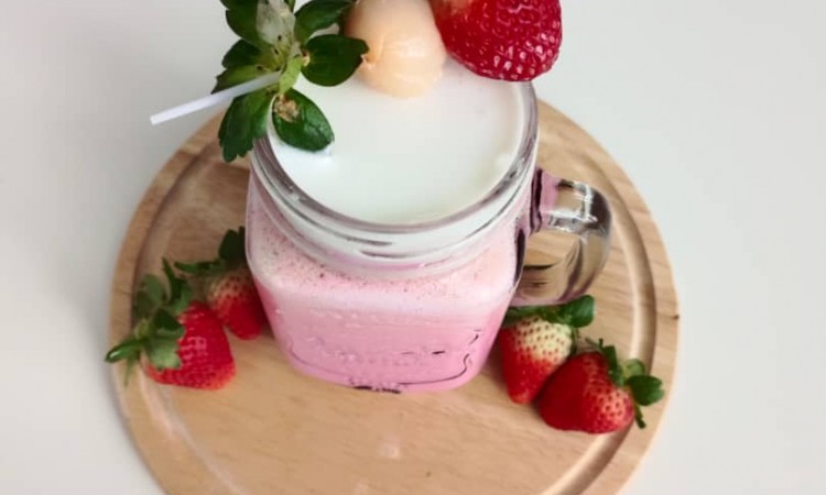 47. SNOW WHIP LYCHEE STRAWBERRY SMOOTHIES WITH CREAM CHEESE